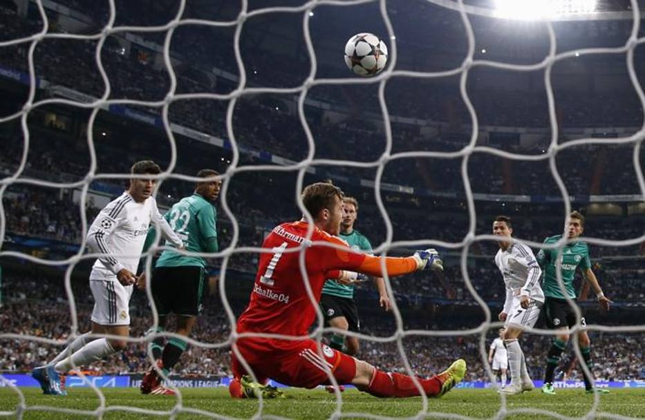 Ronaldo supera ancora il portiere dello Schalke Fahrmann. Reuters